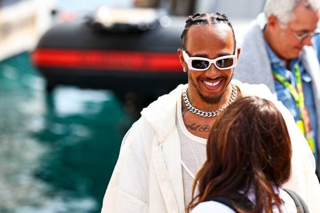 Lewis Hamilton of Great Britain and Mercedes gestikuliert, Gestik, Qualifying, F1 Grand Prix of Monaco, Monaco am 25. May 2024 in Monte Carlo, Monaco. (Foto von Diogo Cardoso DeFodi Images) Lewis Hamilton of Great Britain and Mercedes gestures arriving in the paddock, Qualifying, F1 Grand Prix of Monaco, Monaco on May 25, 2024 in Monte Carlo, Monaco. (Photo by Diogo Cardoso DeFodi Images) Defodi-645_f1mon20240525_0346