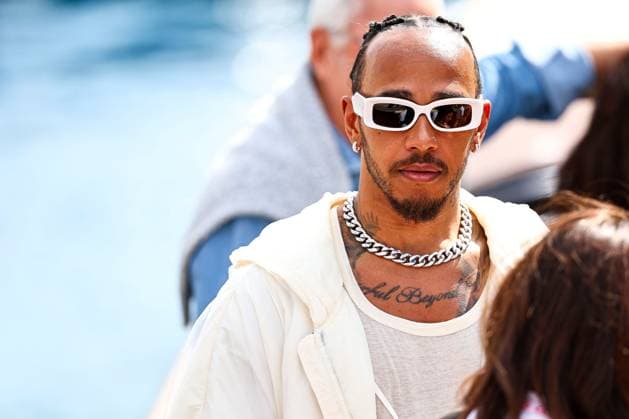 Lewis Hamilton of Great Britain and Mercedes gestikuliert, Gestik, Qualifying, F1 Grand Prix of Monaco, Monaco am 25. May 2024 in Monte Carlo, Monaco. (Foto von Diogo Cardoso DeFodi Images) Lewis Hamilton of Great Britain and Mercedes gestures arriving in the paddock, Qualifying, F1 Grand Prix of Monaco, Monaco on May 25, 2024 in Monte Carlo, Monaco. (Photo by Diogo Cardoso DeFodi Images) Defodi-645_f1mon20240525_0334