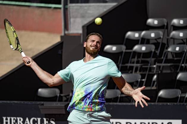Le joueur de tennis francais Albano OLIVETTI Ã l Ã chauffement avant la finale du double lors du tournoi de l Open Parc Auvergne RhÃ ne-Alpes Ã Lyon le 25 05 2024. TENNIS : Open Parc - Lyon - 25 05 2024 SandrineThesillat Panoramic 