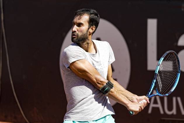 Le joueur de tennis indien Yuki BHAMBRI Ã l Ã chauffement avant la finale du double lors du tournoi de l Open Parc Auvergne RhÃ ne-Alpes Ã Lyon le 25 05 2024. TENNIS : Open Parc - Lyon - 25 05 2024 SandrineThesillat Panoramic 