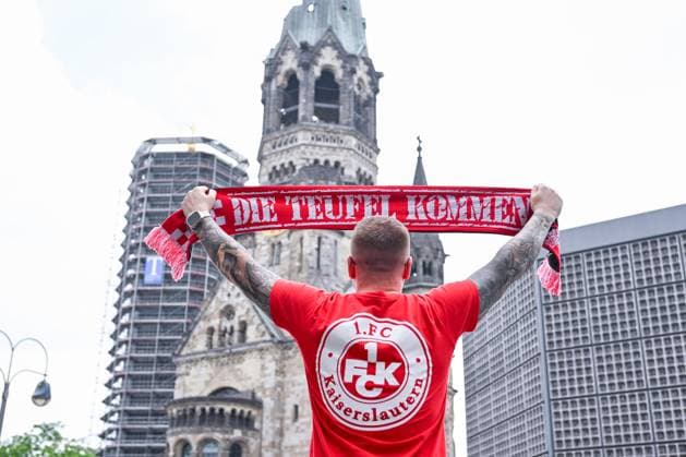 Sport Themen der Woche KW21 25.12.2023, Fussball, DFB Pokal, Finale, Saison 2023 2024, 1. FC Kaiserslautern - Bayer 04 Leverkusen, 1. FC Kaiserslautern, Fandest Breitscheidplatz 1.FC Kaiserslautern, Berlin Olympiastadion Berlin Deutschland xRHR-FOTO TKx *** 25 12 2023, Football, DFB Cup, Final, Season 2023 2024, 1 FC Kaiserslautern Bayer 04 Leverkusen, 1 FC Kaiserslautern, Fandest Breitscheidplatz 1 FC Kaiserslautern, Berlin Olympiastadion Berlin Germany xRHR PHOTO TKx Copyright: RHR-FOTOx RHR-FOTO TK