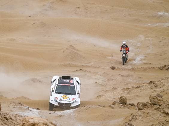 Bilder des Jahres 2024, Sport 05 Mai Sport Themen der Woche KW21 Sport Bilder des Tages (240525) -- HOTAN, May 25, 2024 -- Driver Han Wei of China and his pilot Ma Li of China, rider P. Murun of Mongolia (Rear) compete during the fourth stage at the 2024 Taklimakan Rally, China s northwestern Xinjiang Uygur Autonomous Region, May 25, 2024. ) (SP)CHINA-HOTAN-TAKLIMAKAN RALLY-FOURTH STAGE (CN) ChenxShuo 