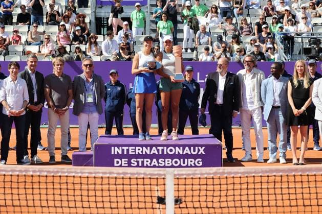 INTERNATIONAUX TENNIS FEMININ 2024 PHOTOPQR L ALSACE Jean-Marc LOOS ; Strasbourg ; 25 05 2024 ; Madison Keys (USA) à droite remporte le Internationaux de tennis féminin ( IS) face à Danielle Collins (USA) à gauche à Strasbourg le 25 mai 2024. Internationaux de Strasbourg on May 25, 2024 Strasbourg Bas-Rhin Alsace France  Copyright: xPHOTOPQR L ALSACE MAXPPPxJean-MarcxLOOSx 20240525ALS8539 20240525ALS8539