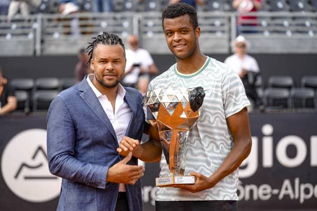 FÃ licitÃ par Jo Wilfried Tsonga, le lyonnais Giovanni MPETSHI PERRICARD (FRA) remporte sa premieres finale simple lors du tournoi de l Open Parc Auvergne RhÃ ne-Alpes Ã Lyon le 25 05 2024. TENNIS : Open Parc - Lyon - 25 05 2024 SandrineThesillat Panoramic 