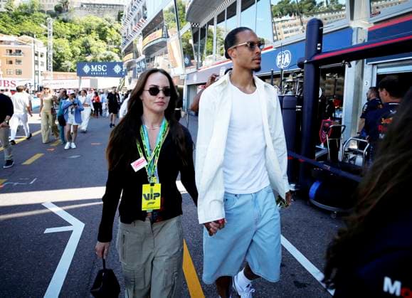 People stands grand prix PHOTOPQR NICE MATIN Dylan Meiffret ; Monaco ; 25 05 2024 ; People dans les stands avant les qualifications de Formule 1 du 81e Grand Prix de Monaco. ICi : chemise blanche : Virgil Van Dijk, joueur de Liverpool Monaco GP May 2024 Monaco France  Copyright: xPHOTOPQR NICExMATIN MAXPPPxDylanxMeiffretx 20240525NIM8789 20240525NIM8789