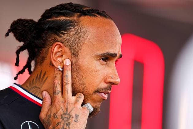 Lewis Hamilton of Great Britain and Mercedes gestikuliert, Gestik, Qualifying, F1 Grand Prix of Monaco, Monaco am 25. May 2024 in Monte Carlo, Monaco. (Foto von Diogo Cardoso DeFodi Images) Lewis Hamilton of Great Britain and Mercedes gestures in the Media Pen, Qualifying, F1 Grand Prix of Monaco, Monaco on May 25, 2024 in Monte Carlo, Monaco. (Photo by Diogo Cardoso DeFodi Images) Defodi-645_f1mon20240525_3505