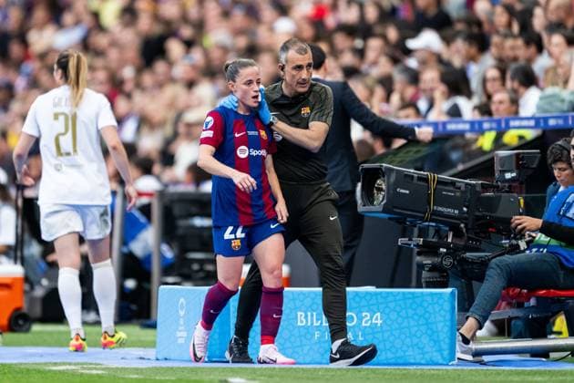 240525 Ona Batlle of Barcelona in pain during the UEFA Women s Champions League final between Barcelona and Lyon on May 25, 2024 in Bilbao. Photo: Ludvig Thunman BILDBYRAN kod LT LT0620 fotboll football soccer fotball champions league barcelona lyon dam bbeng final champions league final final 2024 skada Copyright: LUDVIGxTHUNMAN BB240525LT085
