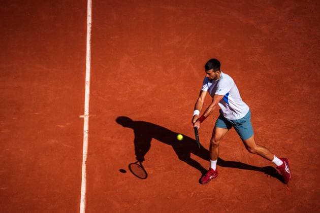 Roland Garros 2024 - Nadal Djokovic At A Training Session - Paris Serbia s Novak Djokovic takes part in a practice session during the French Open tennis tournament on Court Philippe-Chatrier at the Roland Garros Complex in Paris on May 25, 2024. Photo by Alexis Jumeau ABACAPRESS.COM Paris France  Copyright: xJumeauxAlexis ABACAx
