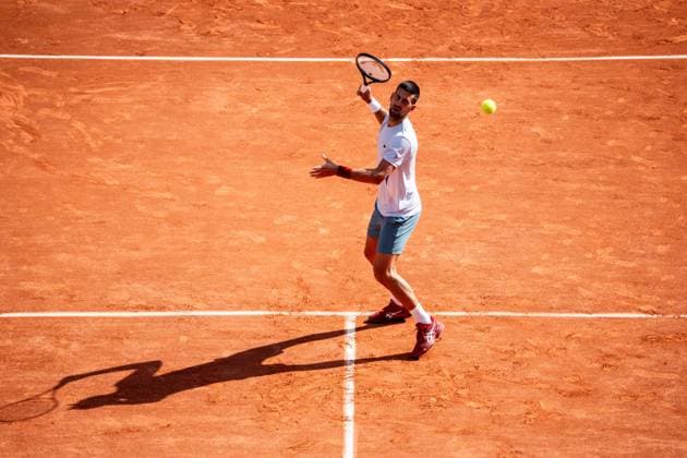 Roland Garros 2024 - Nadal Djokovic At A Training Session - Paris Serbia s Novak Djokovic takes part in a practice session during the French Open tennis tournament on Court Philippe-Chatrier at the Roland Garros Complex in Paris on May 25, 2024. Photo by Alexis Jumeau ABACAPRESS.COM Paris France  Copyright: xJumeauxAlexis ABACAx