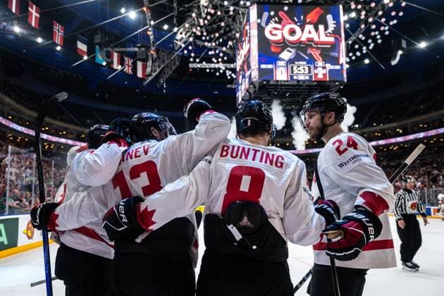 240525 Brandon Tanev of Canada celebrate scoring the 1-2 goal with teammates during the 2024 IIHF Ice hockey, Eishockey World Championship, WM, Weltmeisterschaft semifinal game between Canada and Switzerland on May 25, 2024 in Prague. Photo: Maxim ThorÃ BILDBYRAN kod MT MT0602 ishockey ice hockey ishockey-vm canada switzerland 2024 iihf ice hockey world championship bbeng schweiz kanada semifinal jubel Copyright: MAXIMxTHORE BB240525MT213