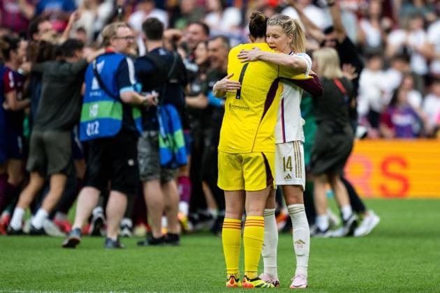 240525 Goalkeeper Christiane Endler and Ada Hegerberg of Lyon look dejected after the UEFA Women s Champions League final between Barcelona and Lyon on May 25, 2024 in Bilbao. Photo: Ludvig Thunman BILDBYRAN kod LT LT0620 fotboll football soccer fotball champions league barcelona lyon dam bbeng final champions league final final 2024 depp Copyright: LUDVIGxTHUNMAN BB240525LT096