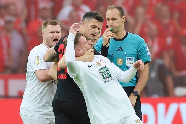 Sport Bilder des Tages Jean Zimmer (1. FC Kaiserslautern), Granit Xhaka (Bayer 04 Leverkusen) und Marlon Ritter (1. FC Kaiserslautern) diskutieren, DFB-Pokal Finale, 1. FC Kaiserslautern vs Bayer 04 Leverkusen, Olympiastadion, 25.05.2024, Berlin, Deutschland. *** Jean Zimmer 1 FC Kaiserslautern , Granit Xhaka Bayer 04 Leverkusen and Marlon Ritter 1 FC Kaiserslautern discuss, DFB Pokal Final, 1 FC Kaiserslautern vs Bayer 04 Leverkusen, Olympiastadion, 25 05 2024, Berlin, Germany