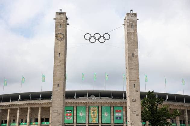 Fußball DFB-Pokal Finale 1. FC Kaiserslautern - Bayer 04 Leverkusen am 25.05.2023 im Olympiastadion in Berlin Symbolbild Symbolfoto Außenansicht Olympiastadion Olympiaringe mit DFB-Pokal Fahnen Banner im Hintergrund. DFB regulations prohibit any use of photographs as image sequences and or quasi-video.