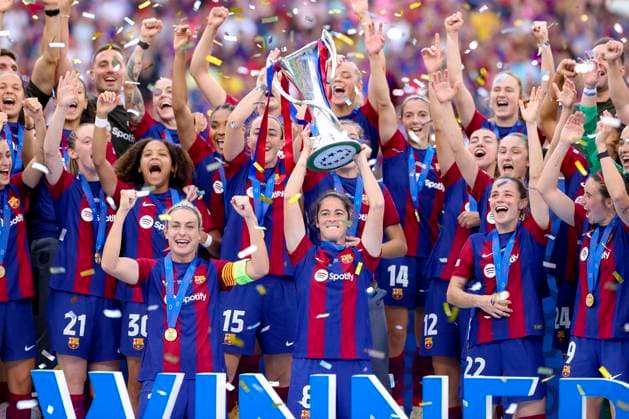Marta Torrejon FC Barcelona, Barca raises the trophy in the air after the win, UEFA Women s Champions League 2023 2024 - Final, FC Barcelona vs Olympique Lyonnais, Estadio de San Mames, May 25, 2024, Bilbao, Spain.