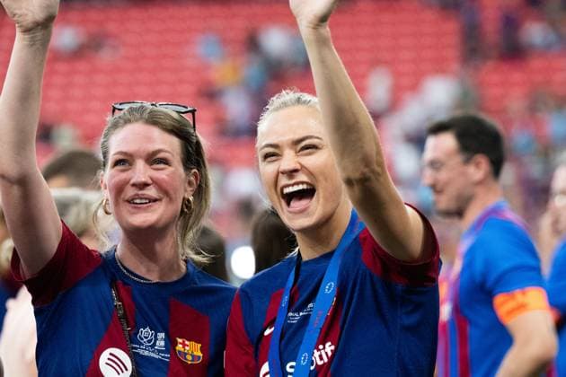 240525 Fridolina Rolfö of Barcelona celebrates with friends after the UEFA Women s Champions League final between Barcelona and Lyon on May 25, 2024 in Bilbao. Photo: Ludvig Thunman BILDBYRAN kod LT LT0620 fotboll football soccer fotball champions league barcelona lyon dam bbeng final champions league final final 2024 jubel Copyright: LUDVIGxTHUNMAN BB240525LT164