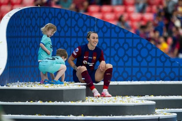 240525 Lucy Bronze of Barcelona celebrates with family after the UEFA Women s Champions League final between Barcelona and Lyon on May 25, 2024 in Bilbao. Photo: Ludvig Thunman BILDBYRAN kod LT LT0620 fotboll football soccer fotball champions league barcelona lyon dam bbeng final champions league final final 2024 jubel Copyright: LUDVIGxTHUNMAN BB240525LT167