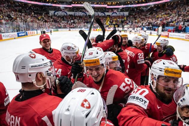 240525 Dario Simion of Switzerland celebrate with teammates after winning the penalty shootout after the 2024 IIHF Ice hockey, Eishockey World Championship, WM, Weltmeisterschaft semifinal game between Canada and Switzerland on May 25, 2024 in Prague. Photo: Maxim ThorÃ BILDBYRAN kod MT MT0602 ishockey ice hockey ishockey-vm canada switzerland 2024 iihf ice hockey world championship bbeng schweiz kanada semifinal jubel Copyright: MAXIMxTHORE BB240525MT219