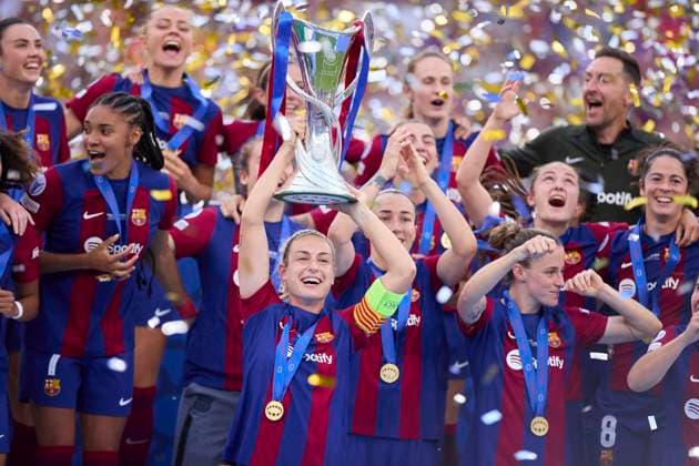 Bilder des Jahres 2024, Sport 05 Mai Sport Themen der Woche KW21 Sport Bilder des Tages FC Barcelona, Barca v Olympique Lyonnais - UEFA Women«s Champions League Final 2024 Alexia Putellas of FC Barcelona lifts the trophy as the team celebrate winning the UEFA Women s Champions League 2023 24 Final match between FC Barcelona and Olympique Lyonnais at San Mames on May 25, 2024, in Bilbao, Spain. Bilbao San Mames Basque Country Spain RL_FCBFvOLYF_00201 Copyright: xRicardoxLarreinax