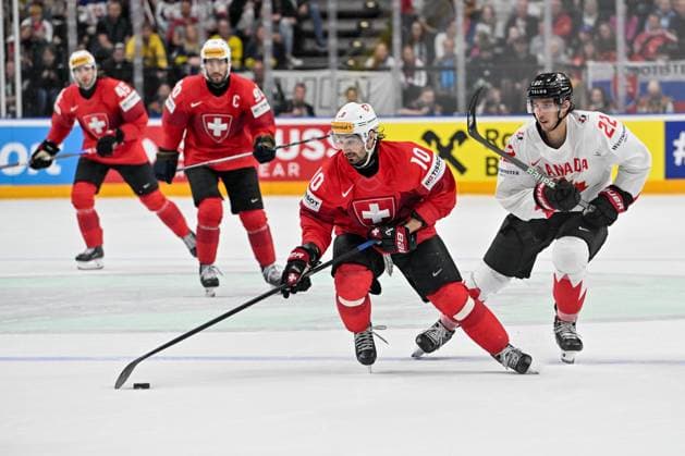 PRAGUE, CZECH REPUBLIC - MAY 25: Andres Ambuhl of Switzerland defends the puck from Dylan Cozens of Canada during the 2024 IIHF Ice hockey, Eishockey World Championship, WM, Weltmeisterschaft Czechia Semifinal match between Canada and Switzerland at Prague Arena on May 25, 2024 in Prague, Czech Republic. Prague Prague Arena Czech Republic Copyright: xJustPictures.ch AndreaxBrancax jp-en-EuSpIm-AB_25052024_AAB_5898