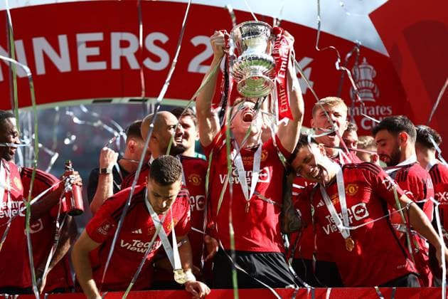 Bilder des Jahres 2024, Sport 05 Mai Sport Themen der Woche KW21 Sport Bilder des Tages Manchester United, ManU lift the FA Cup trophy Manchester City v Manchester United, Emirates FA Cup, Final, Football, Wembley Stadium, London, UK - 25 May 2024 EDITORIAL USE ONLY No use with unauthorised audio, video, data, fixture lists, club league logos or live services. Online in-match use limited to 120 images, no video emulation. No use in betting, games or single club league player publications.  Copyright: xJamesxMarsh Shutterstockx 14506078eb