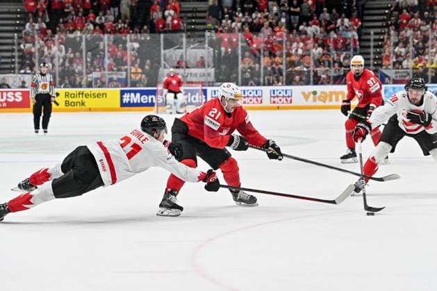 PRAGUE, CZECH REPUBLIC - MAY 25: Kevin Fiala of Switzerland protects the puck from Kaiden Guhle of Canada during the 2024 IIHF Ice hockey, Eishockey World Championship, WM, Weltmeisterschaft Czechia Semifinal match between Canada and Switzerland at Prague Arena on May 25, 2024 in Prague, Czech Republic. Prague Prague Arena Czech Republic Copyright: xJustPictures.ch AndreaxBrancax jp-en-EuSpIm-AB_25052024_AAB_6111