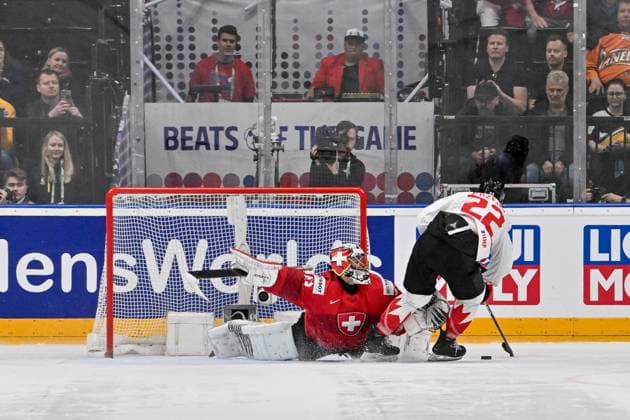 PRAGUE, CZECH REPUBLIC - MAY 25: goalkeeper Leonardo Genoni of Switzerland makes a save on Dylan Cozens of Canada during the 2024 IIHF Ice hockey, Eishockey World Championship, WM, Weltmeisterschaft Czechia Semifinal match between Canada and Switzerland at Prague Arena on May 25, 2024 in Prague, Czech Republic. Prague Prague Arena Czech Republic Copyright: xJustPictures.ch AndreaxBrancax jp-en-EuSpIm-AB_25052024_AAB_6360
