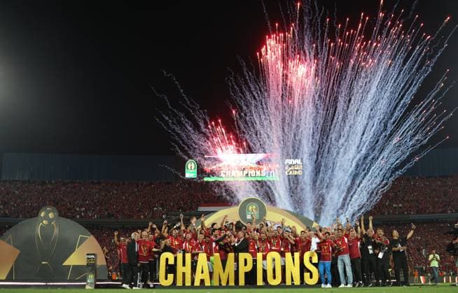 CAIRO, EGYPT - MAY 25: Al Ahly players, staff and head coach Marcel Koller celebrate on stage with a trophy after wining the CAF Champions League Final Second Leg match between Al Ahly and Esperance Sportive Tunis at Cairo International Stadium on May 25, 2024 in Cairo, Al Ahly v Esperance Sportive Tunis: Final Second Leg - CAF Champions League Copyright: xPhotoxbyxM.Bayoumy SFSIx