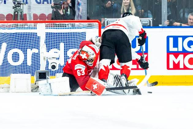PRAGUE, CZECH REPUBLIC - MAY 25: goalkeeper Leonardo Genoni of Switzerland (L) saves on Owen Power of Canada during the 2024 IIHF Ice hockey, Eishockey World Championship, WM, Weltmeisterschaft Czechia Semifinal match between Canada and Switzerland at Prague Arena on May 25, 2024 in Prague, Czech Republic. Prague Prague Arena Czech Republic Copyright: xJustPictures.ch JarixPestelaccix jp-en-EuSpIm-JP4_JAR_Canada_Switzerland_25May_2024401