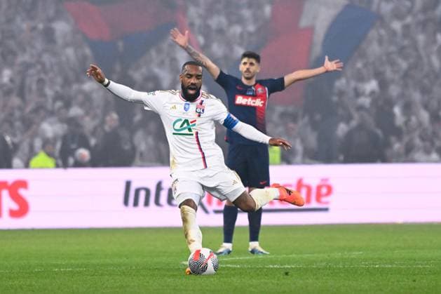 Alexandre LACAZETTE ( 10 - Lyon ) during the Final French Cup match between Olympique Lyonnais and Paris Saint Germain at Decathlon Arena Stade Pierre Mauroy on May 25, 2024 in Lille, France. ( Photo by federico pestellini panoramic ) - FOOTBALL : Lyon vs PSG - Finale Coupe de France - 25 05 2024 FedericoPestellini Panoramic 