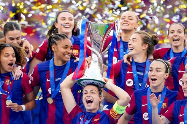 Bilbao, Spain, May 25th 2024: Alexia Putellas (11 Barcelona) lifts the trophy and celebrates their victory during the trophy ceremony during the UEFA Womens Champions League Final football match between FC Barcelona, Barca and Olympique Lyonnais at Estadio de San Mames in Bilbao, Spain. (Daniela Porcelli SPP) Copyright: xDanielaxPorcellix xSPPx spp-en-DaPoSp-20240525-_DP19202-2-3