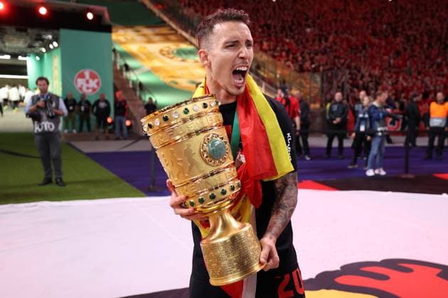 Fußball, Bayer 04 Leverkusen ist DFB-Pokalsieger Fußball DFB-Pokal Finale 1. FC Kaiserslautern - Bayer 04 Leverkusen am 25.05.2023 im Olympiastadion in Berlin Alejandro Grimaldo ( Leverkusen ) mit dem DFB-Pokal DFB regulations prohibit any use of photographs as image sequences and or quasi-video.