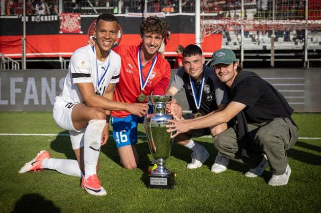 Toto-Pokal Finale; Würzburger Kickers - FC Ingolstadt 04; Trophäe Marcel Costly (22, FCI) Torwart Maurice Dehler (46, FCI) Felix Keidel (43, FCI) Jeroen Krupa (33, FCI) Toto-Pokal Finale; Würzburger Kickers - FC Ingolstadt 04 Saison 2023 2024