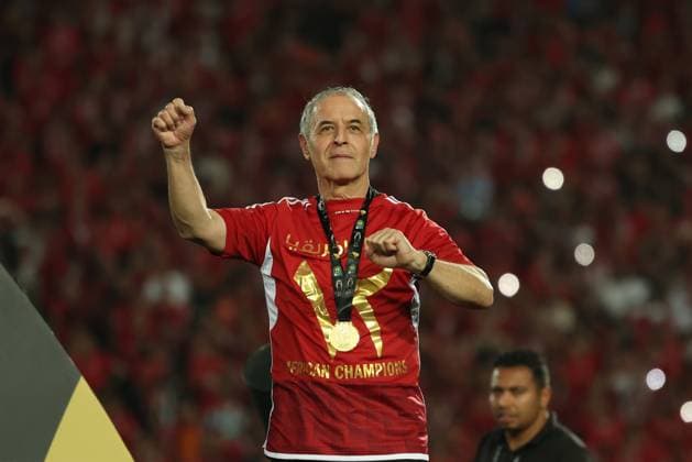 Sport Bilder des Tages CAIRO, EGYPT - MAY 25: head coach Marcel Koller celebrate on stage with a gold medal after wining the CAF Champions League Final Second Leg match between Al Ahly and Esperance Sportive Tunis at Cairo International Stadium on May 25, 2024 in Cairo, Al Ahly v Esperance Sportive Tunis: Final Second Leg - CAF Champions League Copyright: xPhotoxbyxM.Bayoumy SFSIx