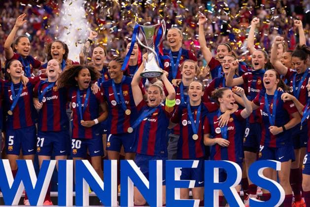 Bilbao, Spain, May 25th 2024: Alexia Putellas (11 Barcelona) and Players of FC Barcelona, Barca lifting the trophy during the UEFA Womens Champions League Final football match between FC Barcelona and Olympique Lyonnais at Estadio de San Mames in Bilbao, Spain. (Pauline FIGUET SPP) Copyright: xPaulinexFIGUETx xSPPx spp-en-PaFiSp-PF_OLvFCB1176