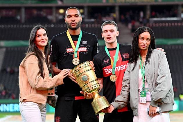Fußball, Bayer 04 Leverkusen ist DFB-Pokalsieger 25.05.2024, xjrdrx, Fussball DFB Pokal Finale 2023 24, 1.FC Kaiserslautern - Bayer 04 Leverkusen emspor, v.l. Jubel,Freude, Emotionen über ueber den Sieg und den Gewinn des DFP Pokals Vereinspokal bei Jonathan Tah (Bayer Leverkusen) und seiner Frau Luisa und Florian Wirtz (Bayer Leverkusen) mit Freundin Aaliyah (DFL DFB REGULATIONS PROHIBIT ANY USE OF PHOTOGRAPHS as IMAGE SEQUENCES and or QUASI-VIDEO) Berlin