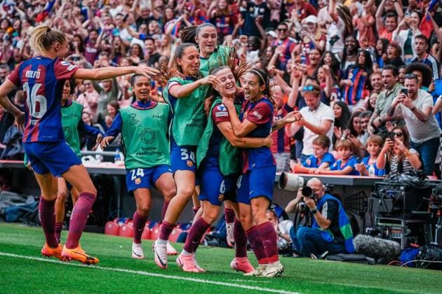 UEFA Women s Champions League 2024 Final: FC Barcelona, Barca Femeni vs. Olympique Lyonnais Feminin Aitana Bonmati scores the opening goal and celebrates with her teammates during the UEFA Women s Champions League final match between FC Barcelona Femeni and Olympique Lyonnais Feminin on May 25 2024, in Bilbao, Spain Bilbao Estadio de San Mames Bilbao Spain Copyright: xAlexandraxFechetex _ADR1721