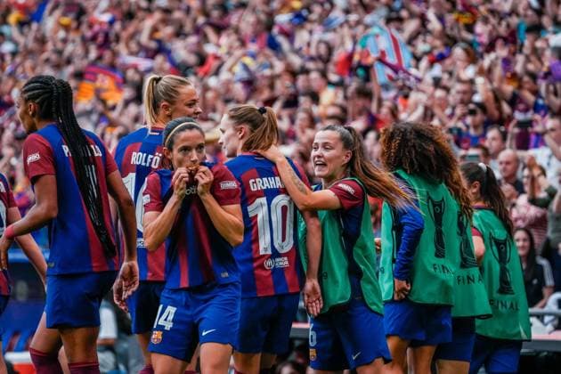 UEFA Women s Champions League 2024 Final: FC Barcelona, Barca Femeni vs. Olympique Lyonnais Feminin Aitana Bonmati scores the opening goal and celebrates with her teammates, kissing the Barcelona badge during the UEFA Women s Champions League final match between FC Barcelona Femeni and Olympique Lyonnais Feminin on May 25 2024, in Bilbao, Spain Bilbao Estadio de San Mames Bilbao Spain Copyright: xAlexandraxFechetex _ADR2031