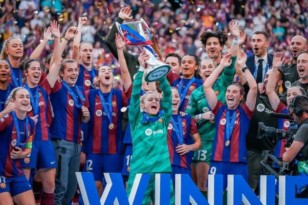 UEFA Women s Champions League 2024 Final: FC Barcelona, Barca Femeni vs. Olympique Lyonnais Feminin Barcelona celebrate lifting the trophy, as they are crowned Champions of Europe after the UEFA Women s Champions League final match between FC Barcelona Femeni and Olympique Lyonnais Feminin on May 25 2024, in Bilbao, Spain Bilbao Estadio de San Mames Bilbao Spain Copyright: xAlexandraxFechetex _ADR5047