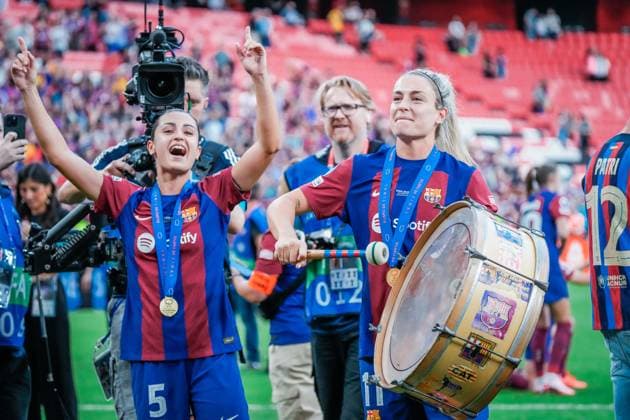 UEFA Women s Champions League 2024 Final: FC Barcelona, Barca Femeni vs. Olympique Lyonnais Feminin Jana Fernandez and Alexia Putellas celebrate with the crowd, as Barcelona are crowned Champions of Europe after the UEFA Women s Champions League final match between FC Barcelona Femeni and Olympique Lyonnais Feminin on May 25 2024, in Bilbao, Spain Bilbao Estadio de San Mames Bilbao Spain Copyright: xAlexandraxFechetex _ADR6807