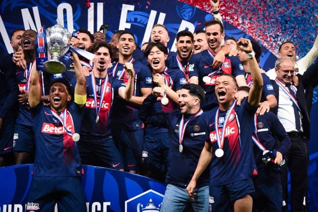 PSG players celebrate with the French Cup trophy following the Final French Cup match between Olympique Lyonnais and Paris Saint Germain at Decathlon Arena Stade Pierre Mauroy on May 25, 2024 in Lille, France. ( Photo by federico pestellini panoramic ) - FOOTBALL : Lyon vs PSG - Finale Coupe de France - 25 05 2024 FedericoPestellini Panoramic 