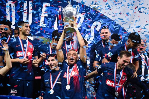 Sport Bilder des Tages Kylian Mbappe ( 7 - PSG ) and PSG players celebrate with the French Cup trophy after the Final French Cup match between Olympique Lyonnais and Paris Saint Germain at Decathlon Arena Stade Pierre Mauroy on May 25, 2024 in Lille, France. ( Photo by federico pestellini panoramic ) - FOOTBALL : Lyon vs PSG - Finale Coupe de France - 25 05 2024 FedericoPestellini Panoramic 