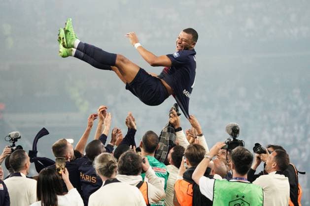 Bilder des Jahres 2024, Sport 05 Mai Sport Themen der Woche KW21 Sport Bilder des Tages Kylian Mbappe of PSG is thrown in the air by his teammates after playing his last game for the club in their 2-1 victory Lyon v Paris Saint-Germain, Coupe de France, Final, Football, Stade Pierre-Mauroy, Lille, Paris - 25 May 2024 EDITORIAL USE ONLY No use with unauthorised audio, video, data, fixture lists, club league logos or live services. Online in-match use limited to 120 images, no video emulation. No use in betting, games or single club league player publications.  Copyright: xDavexWinter Shutterstockx 14506126cv