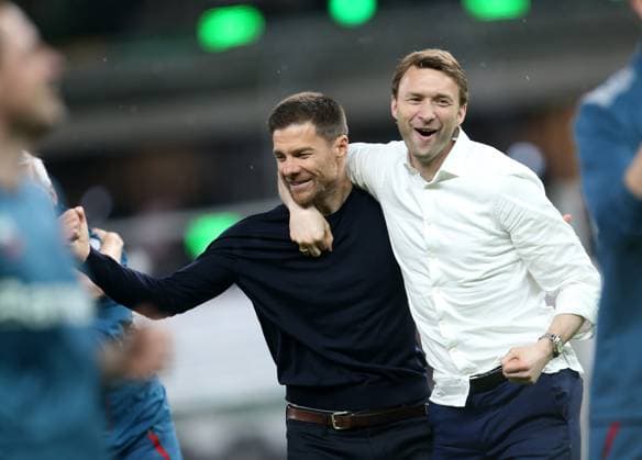Fußball, Bayer 04 Leverkusen ist DFB-Pokalsieger Schlussjubel Leverkusen, V.li. Trainer Xabi Alonso (Leverkusen) , Geschäftsführer Simon Rolfes (Leverkusen) . Sport: Fussball: DFB-Pokal Finale : Saison 23 24: 1. FC Kaiserslautern vs Bayer 04 Leverkusen, Fussball Bundesliga, 25.05.2024. *** Final cheer Leverkusen, F left Coach Xabi Alonso Leverkusen , Managing Director Sport Simon Rolfes Leverkusen Sport Soccer DFB Cup Final Season 23 24 1 FC Kaiserslautern vs Bayer 04 Leverkusen, Soccer Bundesliga, 25 05 2024