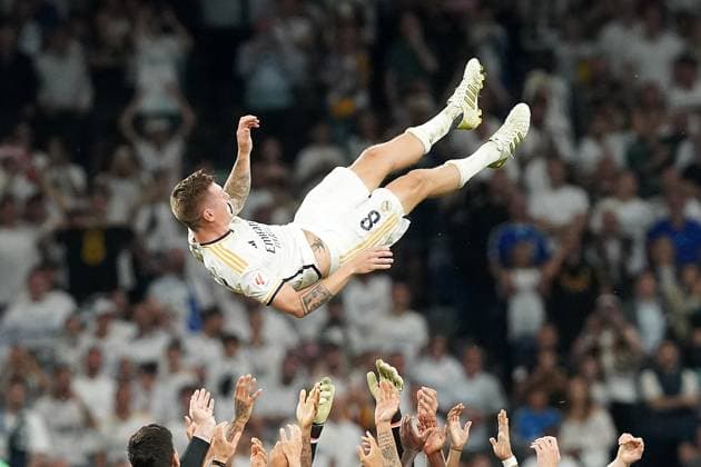 Bilder des Jahres 2024, Sport 05 Mai Sport Themen der Woche KW21 Sport Bilder des Tages Toni Kroos Says Goodbye To Real Madrid Real Madrid s Toni Kroos says goodbye to the fans after La Liga match. Madrid, Spain, May 25,2024. Photo by Acero AlterPhotos ABACAPRESS.COM Madrid Spain  Copyright: xAcero AlterPhotos ABACAx
