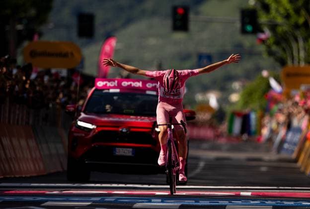 25.05.2024, Bassano del Grappa, ITA, Giro d Italia 2024, 20. Etappe, von Alpago nach Bassano del Grappa (184 km), im Bild Tadej Pogacar of Slovenia and UAE Emirates team in Pink leader Jersey celebrates after winning during the 107 Giro d Italia cycling race, 20th stage from Alpago to Bassano del Grappa (184 km). Bassano del Grappa, Italy on 2024 05 25. Expa