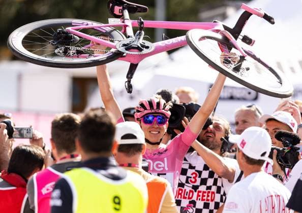 25.05.2024, Bassano del Grappa, ITA, Giro d Italia 2024, 20. Etappe, von Alpago nach Bassano del Grappa (184 km), im Bild Tadej Pogacar of Slovenia and UAE Emirates team in Pink leader Jersey celebrates after winning during the 107 Giro d Italia cycling race, 20th stage from Alpago to Bassano del Grappa (184 km). Bassano del Grappa, Italy on 2024 05 25. Expa