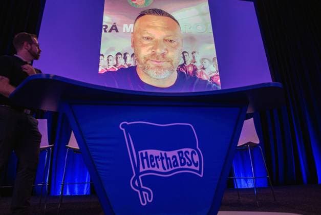 Fussball, Herren, Saison 2023 24, Hertha BSC, Ordentliche Mitgliederversammlung im City Cube Berlin, Trainer Pal Dardai (Hertha BSC) schickte eine kurze Grußbotschaft bei Video, er bekam Standing Ovations im Saal, 26.05. 2024,