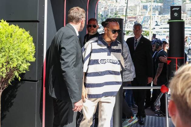 Lewis Hamilton (Mercedes-AMG) kommt am Fahrerlager an, Rennen, Grosser Preis von Monaco, Motorsport, Herren, Formel 1, 26.05.2024 Monte Carlo Monaco MCO