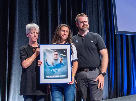 Sport Bilder des Tages Fussball, Herren, Saison 2023 24, Hertha BSC, Ordentliche Mitgliederversammlung im City Cube Berlin, der verstorbene Präsident Kay Bernstein wurde als Herthaner des Jahres ausgezeichnet. Seine Mutter und seine Frau Eileen Bernstein-Rose nehmen die Ehrung von Interimspräsident Fabian Drescher (Hertha BSC) entgegen, 26.05. 2024,