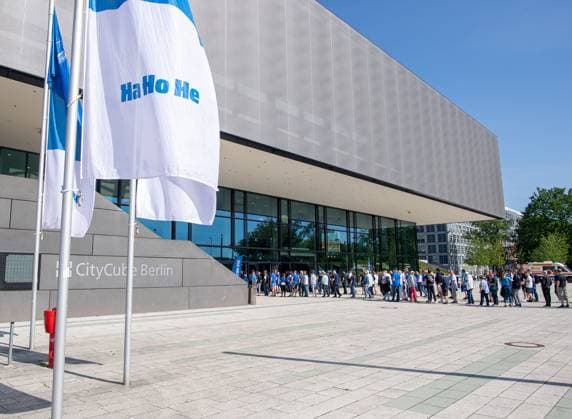 Fussball, Herren, Saison 2023 24, Hertha BSC, Ordentliche Mitgliederversammlung im City Cube Berlin, Fans und Fahnen vor dem CityCube, 26.05. 2024,